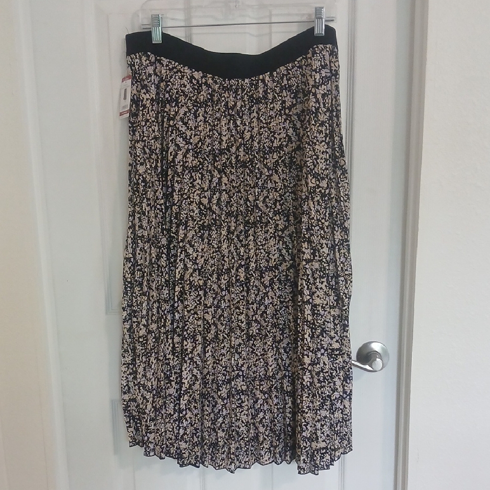 Elegant Black and Cream Floral Skirt